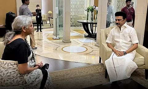 டெல்லி விமான நிலையத்தில் மத்திய அமைச்சர் நிர்மலா சீதாராமனுடன் மு.க ஸ்டாலின் சந்திப்பு