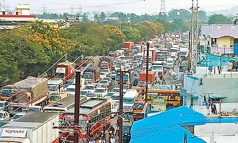 ரெயில்வே கேட் திடீரென பழுதானதால் ஜி.எஸ்.டி. சாலையில் கடும் போக்குவரத்து நெரிசல்