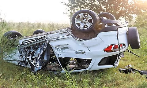 கார்- வேன் மோதலில் வாலிபர் படுகாயம்