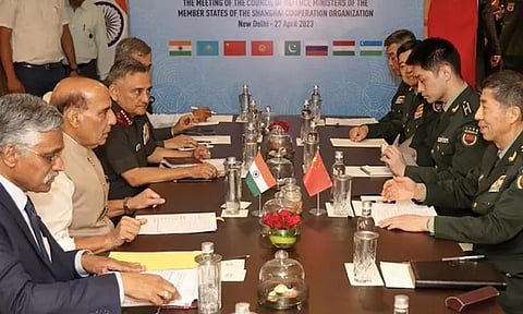 சீன மந்திரியுடன் கலந்துரையாடல் கைகுலுக்குவதை தவிர்த்த ராஜ்நாத்