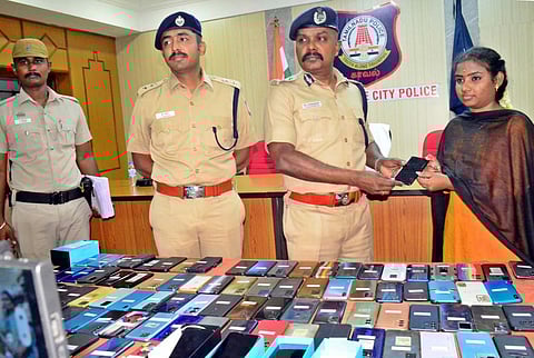 பொதுமக்கள் போலீசுக்கு தகவல் தெரிவிக்க வேண்டும்