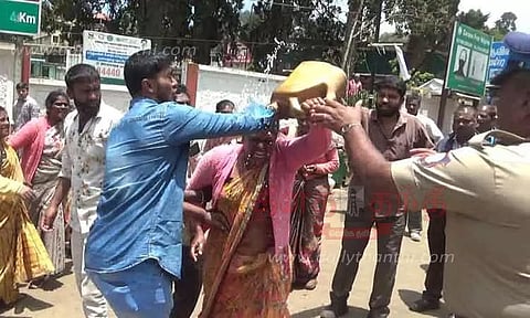 பெண் தீக்குளிக்க முயன்றதால் பரபரப்பு