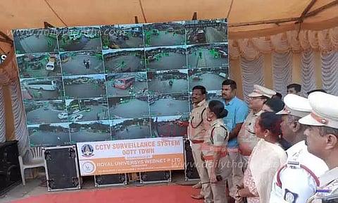 100 கண்காணிப்பு கேமராக்கள்