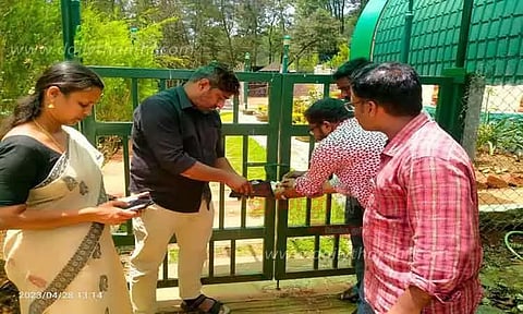 அனுமதியின்றி செயல்பட்ட 2 விடுதிகளுக்கு 'சீல்'