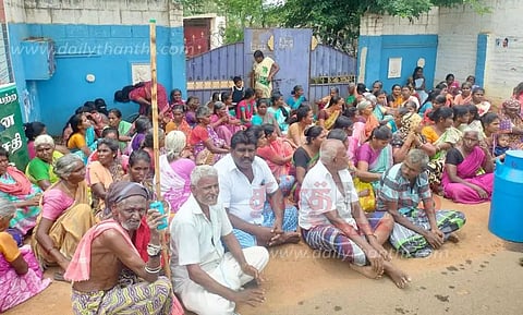 மதுக்கடை முன்பு திரண்ட பொதுமக்கள்