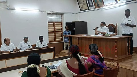 பெண் கவுன்சிலர்கள் தர்ணா போராட்டம்