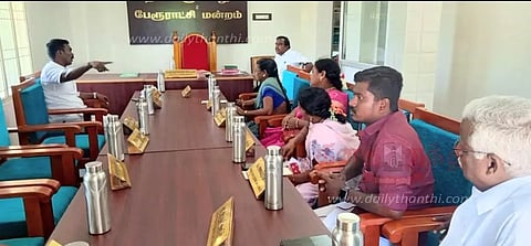 துணை தலைவர், தி.மு.க. உறுப்பினர்கள் உள்ளிருப்பு போராட்டம்