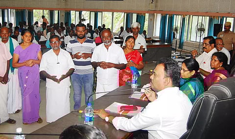 குப்பைகளை கொட்டி ஆறு, குளங்களை பாழாக்கும் உள்ளாட்சி அமைப்புகள்; விவசாயிகள் சரமாரி புகார்