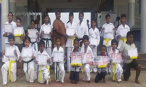 கராத்தே பயிற்சியில் வெற்றி பெற்ற மாணவர்களுக்கு பாராட்டு