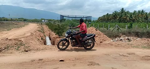 கூட்டுக்குடிநீர் திட்டத்துக்காக தோண்டப்பட்ட பள்ளம்:எச்சரிக்கை பலகை இல்லாததால் விபத்து அபாயம்