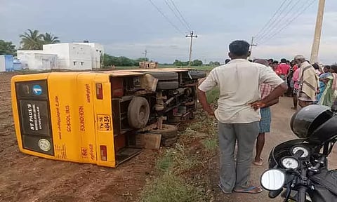 தனியார் பள்ளி வேன் கவிழ்ந்து 10 மாணவ-மாணவிகள் காயம்