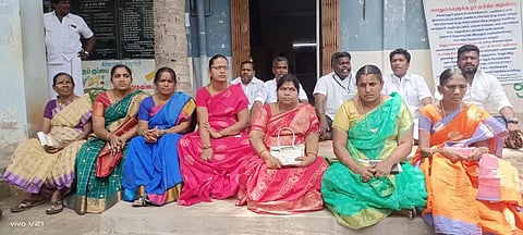 அடிப்படை வசதிகள் செய்யாததை கண்டித்துசின்னமனூர் கூட்டத்தில் கவுன்சிலர்கள் வெளிநடப்பு:தர்ணாவிலும் ஈடுபட்டதால் பரபரப்பு