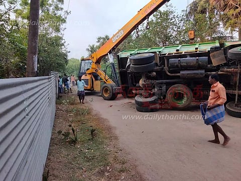 லாரி கவிழ்ந்ததில் டிரைவர் படுகாயம்