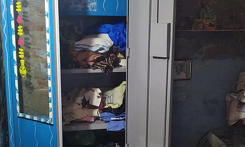 வேன் டிரைவர் வீட்டில் புகுந்து ரூ.4½ லட்சம் நகை, பணம் கொள்ளை