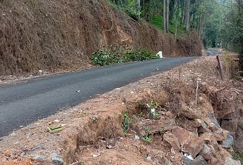 புல்லாவெளி-சோலைக்காடு இடையே மலைப்பாதையில் தடுப்புச்சுவர் கட்டப்படுமா?; வாகன ஓட்டிகள் எதிர்பார்ப்பு
