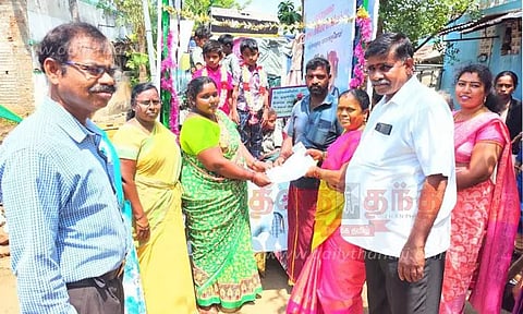 மாணவர்களை மாலை அணிவித்து வரவேற்ற அதிகாரிகள்