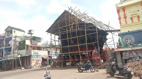 ஆழித்தேரை பாதுகாக்க தற்காலிக கூரை அமைக்கும் பணி தீவிரம்