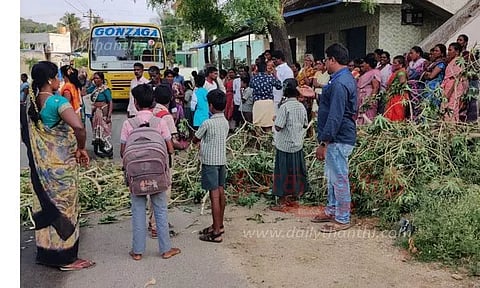 ரேஷன்கடைக்கு சொந்த கட்டிடம் கட்ட வலியுறுத்தி பொது மக்கள் சாலை மறியல்