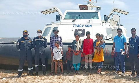 தனுஷ்கோடி 3-வது மணல் திட்டில் தவித்த 7 அகதிகள்