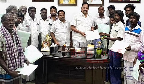 நெமிலி அருகே பழங்குடியினருக்கு இலவச வீட்டுமனை பட்டா