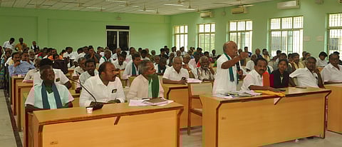 விவசாயிகளுக்கு ஓய்வூதியமாக மாதம் ரூ.10 ஆயிரம் வழங்க வேண்டும்