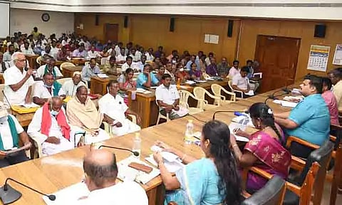 குறைதீர்க்கும் நாள் கூட்டம்: வாய்க்கால்களை தூர்வார விவசாயிகள் கோரிக்கை