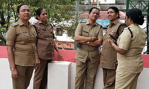 கேரளாவில் கூடுதல் வட்டி தருவதாக கூறி 2 பெண்களிடம் 93 பவுன் நகை, ரூ.10 லட்சம் மோசடிபெண் சப்-இன்ஸ்பெக்டர் கைது