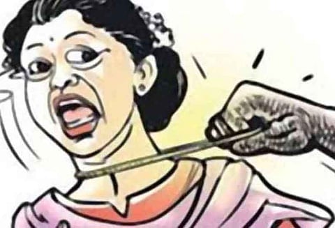 ஓடும் பஸ்சில் பெண்ணிடம் நகை பறிப்பு