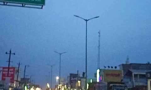 சாலையில் எரியாத மின் விளக்குகள்