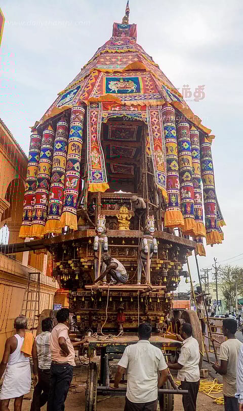 தஞ்சை பெரியகோவில் தேர் அலங்கரிக்கும் பணிகள் தீவிரம்