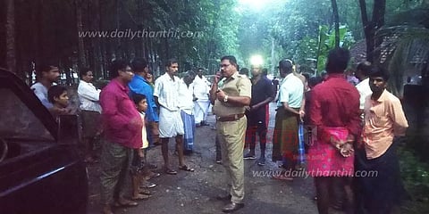 கோழிக்கழிவை ஏற்றிச்சென்ற வேனை சிறைபிடித்த பொதுமக்கள்