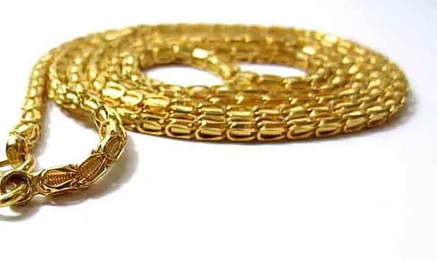 சாலையில் விளையாடி கொண்டிருந்த சிறுமியிடம் 1½ பவுன் நகை பறிப்பு