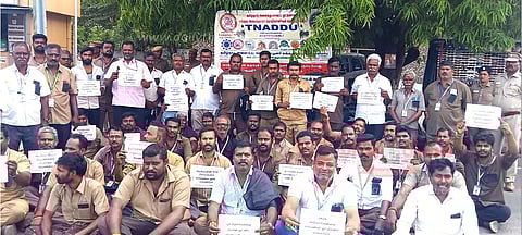 கார்- லாரி டிரைவர்கள் கருப்பு பேட்ஜ் அணிந்து ஆர்ப்பாட்டம்