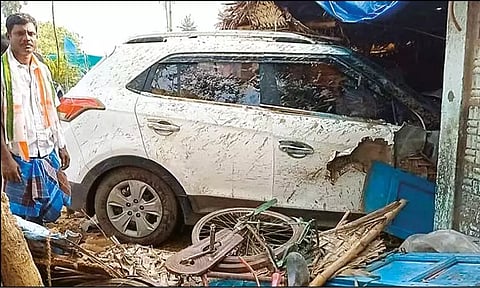 நள்ளிரவில் பரபரப்பு: தறிகெட்டு ஓடிய கார் வீட்டுக்குள் புகுந்தது