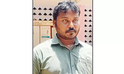 கிராம நிர்வாக அதிகாரியை வீச்சரிவாளுடன் வெட்ட துரத்திய பொக்லைன் உரிமையாளர்; போலீசில் தஞ்சம் அடைந்தார்