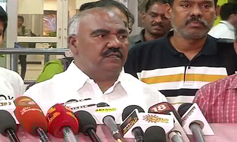 சூடானில் இருந்து மீட்கப்பட்ட 9 தமிழர்களை சென்னை விமான நிலையத்தில் வரவேற்றார் அமைச்சர் செஞ்சி மஸ்தான்