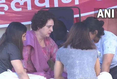 டெல்லியில் போராட்டம் நடத்தும் மல்யுத்த வீரர்களை சந்தித்து பிரியங்கா காந்தி ஆதரவு