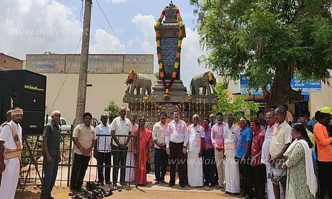மாங்குடி மருதனார் நினைவுத்தூணுக்கு கலெக்டர் மலர் தூவி மரியாதை