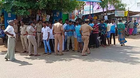 கிராம மக்கள் மறியல்