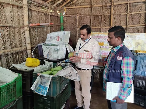 பழக்கடைகளில் உணவு பாதுகாப்பு துறை அதிகாரிகள் திடீர் சோதனை