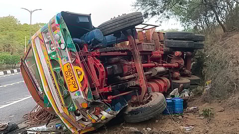 தொப்பூர் கணவாயில்லாரிகள் கவிழ்ந்து விபத்து; டிரைவர்கள் உள்பட 3 பேர் காயம்போக்குவரத்து பாதிப்பு