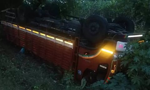 லாரி பள்ளத்தில் கவிழ்ந்து விபத்து