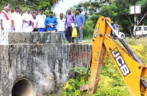 வடிகால் வாய்க்கால்களை ரூ.15 லட்சத்தில் தூர்வாரும் பணி