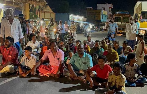 முறையாக மின்சாரம் வழங்கக்கோரிபெண்ணாடத்தில் பொதுமக்கள் திடீர் மறியல்போக்குவரத்து பாதிப்பு