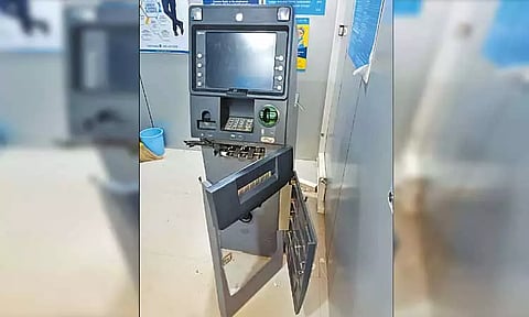 பட்டப்பகலில் ஏ.டி.எம். எந்திரத்தை உடைத்து திருட முயன்ற கொள்ளையன் கைது - லட்சக்கணக்கான பணம் தப்பியது