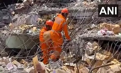 மராட்டியத்தில் குடியிருப்பு கட்டிடம் இடிந்து விபத்து - உயிரிழப்பு எண்ணிக்கை 5 ஆக உயர்வு