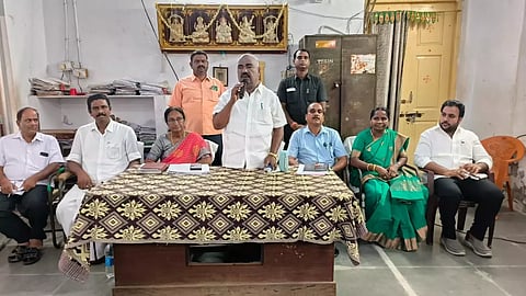 கிராமமக்களிடம் இருந்து பெறும் மனுக்கள் மீது உடனடி தீர்வு