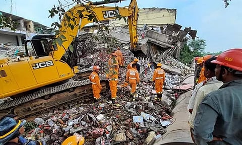 மராட்டியம்: பிவாண்டியில் குடியிருப்பு கட்டிடம் இடிந்து விபத்து - பலி எண்ணிக்கை 6 ஆக உயர்வு