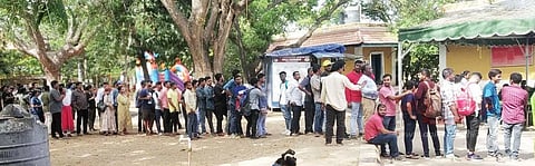 கடற்கரையில் குவிந்த சுற்றுலா பயணிகள்