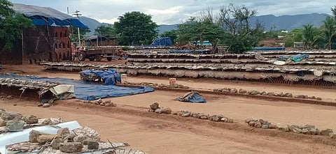 கம்பம் பகுதியில் தனிநபருக்கு மண் அள்ள அனுமதி:செங்கல் சூளைகளில் உற்பத்தி நிறுத்தம்: அரசு மூலம் விற்பனை செய்ய கோரிக்கை